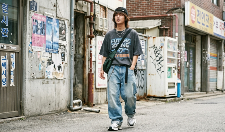 men’s 2000 Y2K outfit with baggy jeans and graphic tee